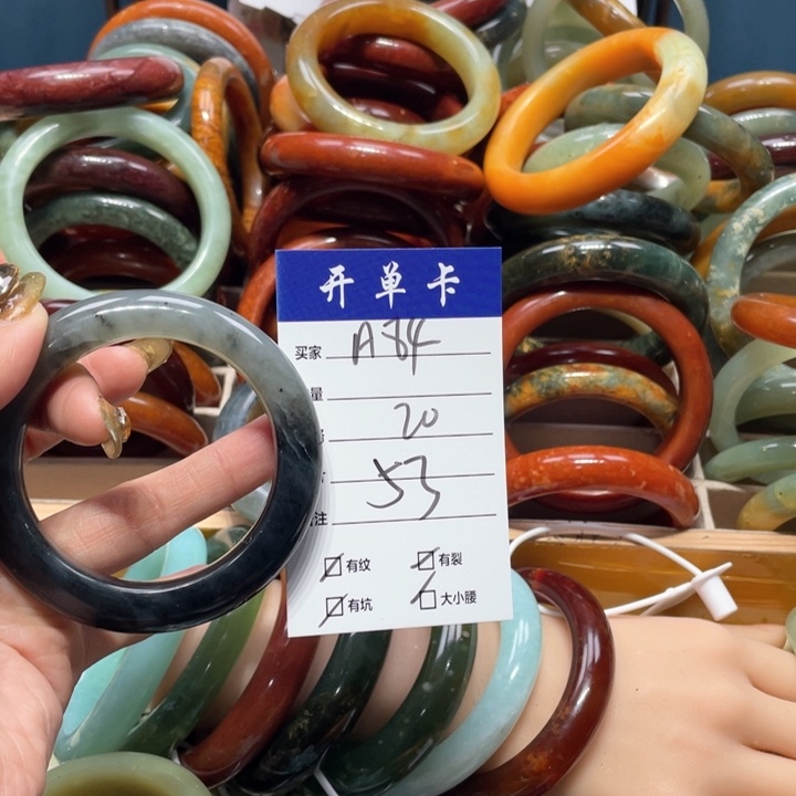 蛇纹石玉手镯未镶嵌娃*哈