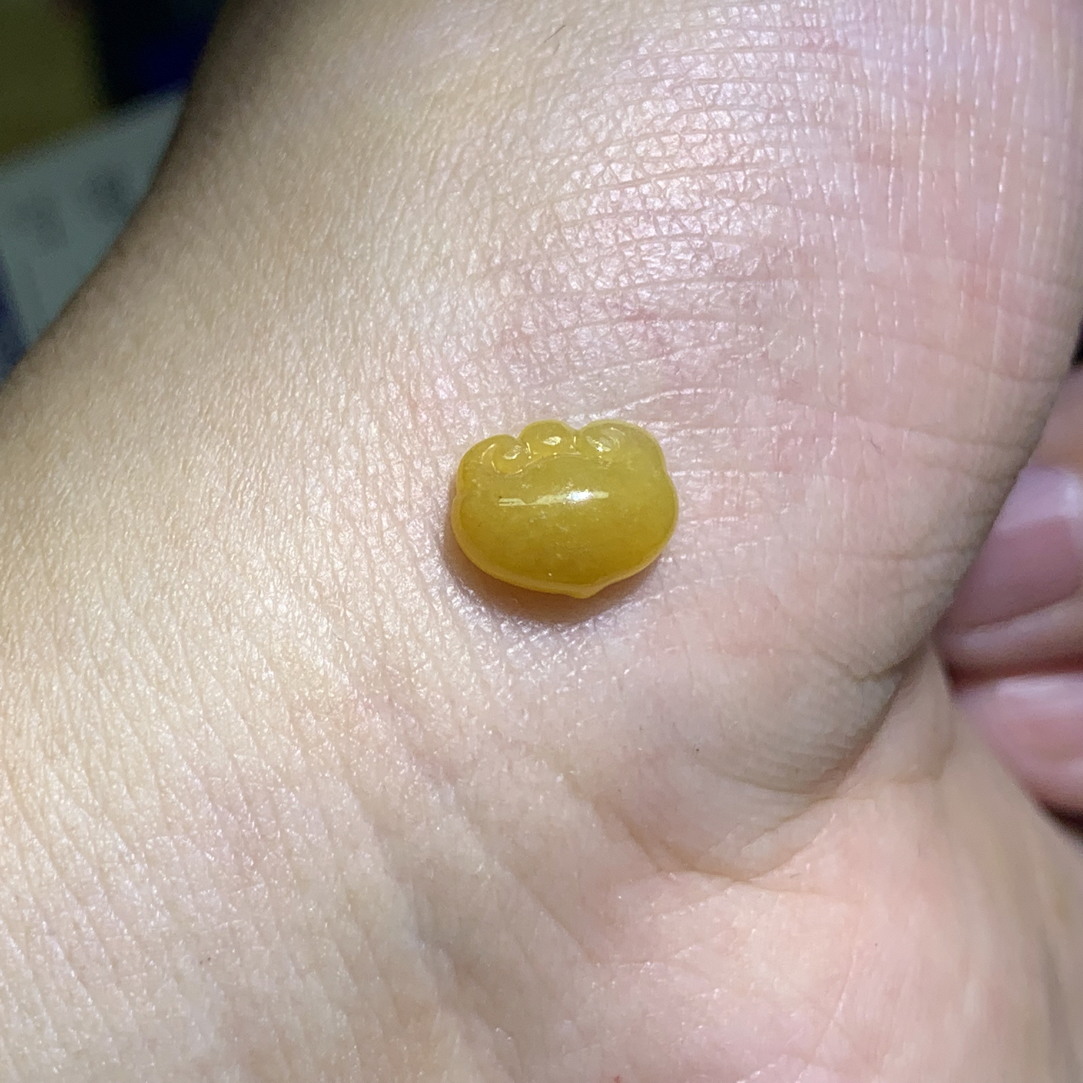天然缅甸翡翠A货 鸡油黄翡如意头 尺寸 7.1×9×3.2