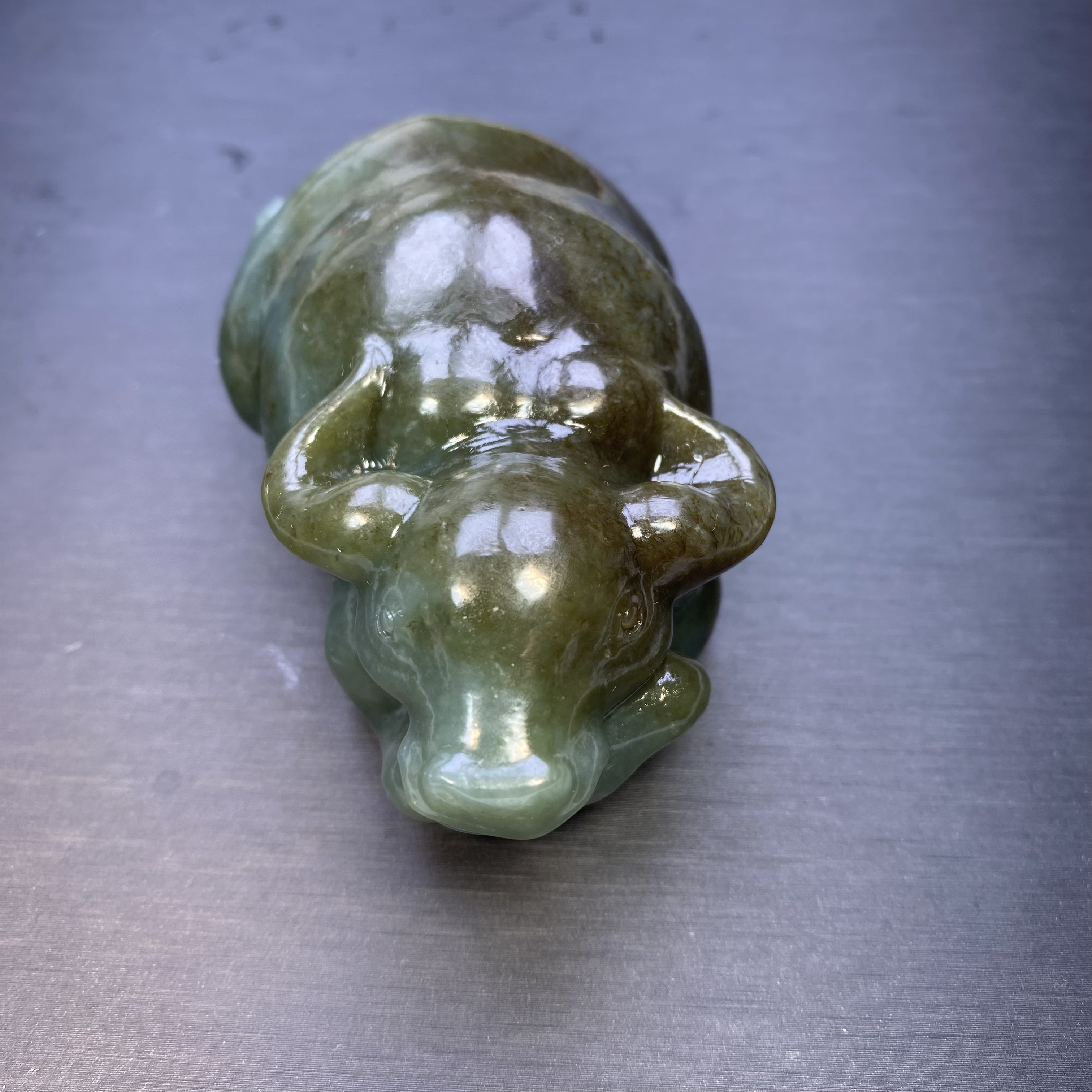 和田玉精雕牛手把件