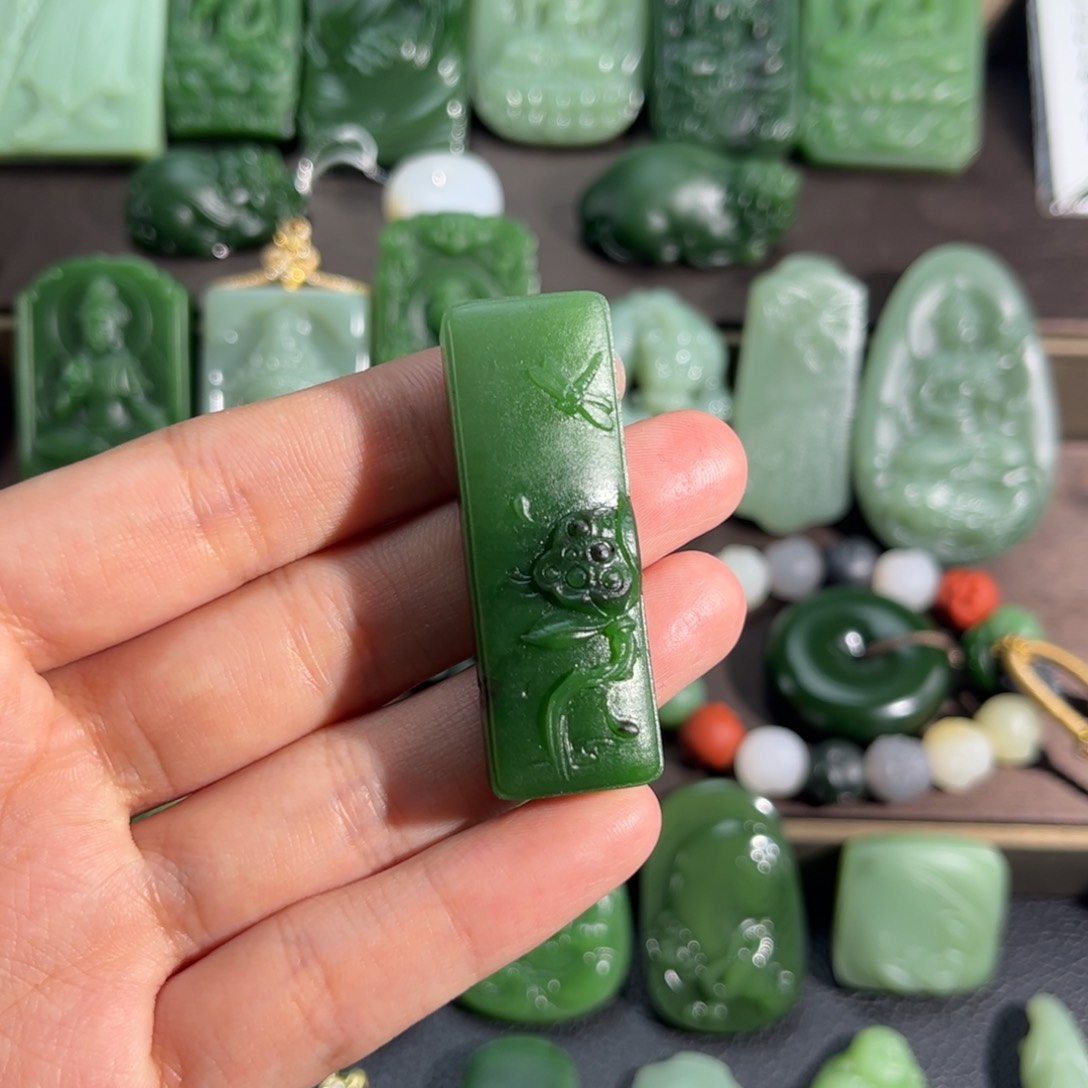 和田玉挂件未镶嵌菠菜绿莲花定制