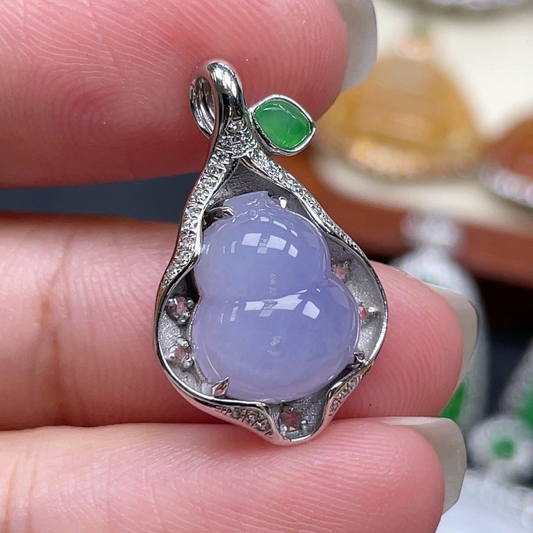 翡翠18K金镶嵌颈饰紫葫芦