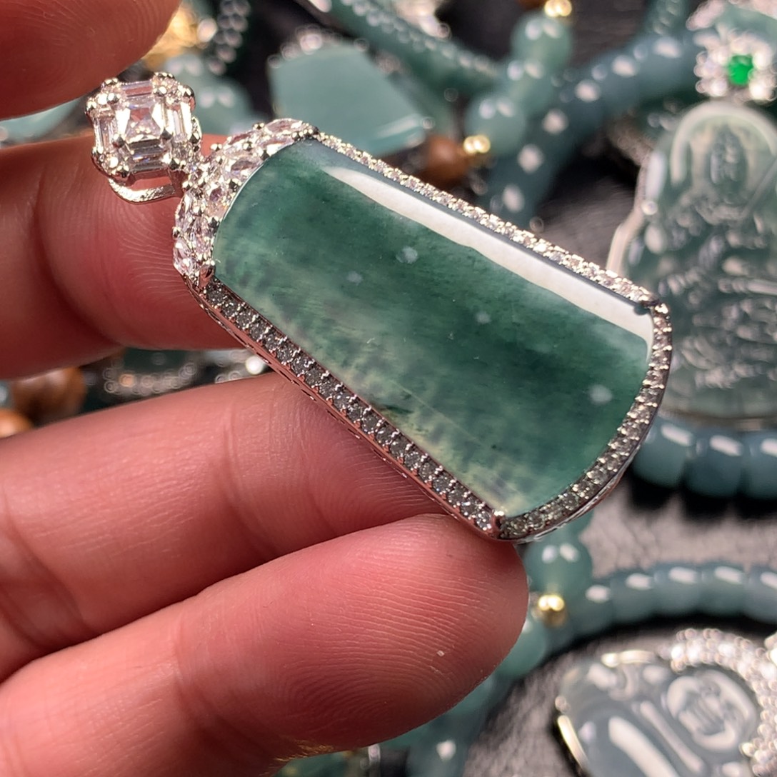 翡翠未镶嵌颈饰飘花大无事牌