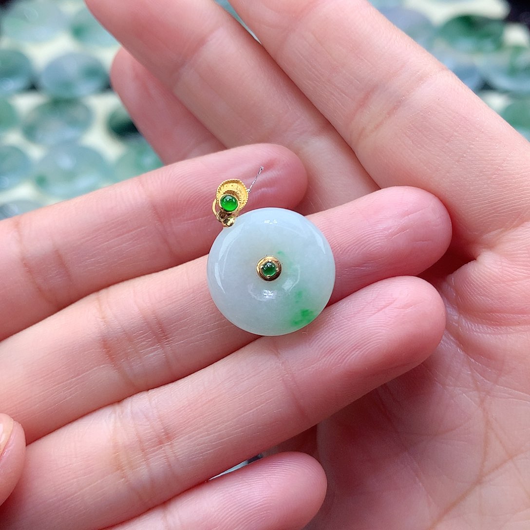 翡翠颈饰未镶嵌淡*尺寸16.3/5.8