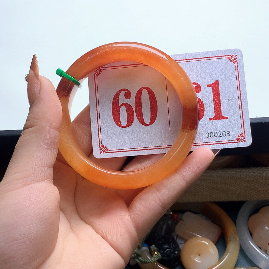 未镶嵌石英质玉（黄龙玉）手镯