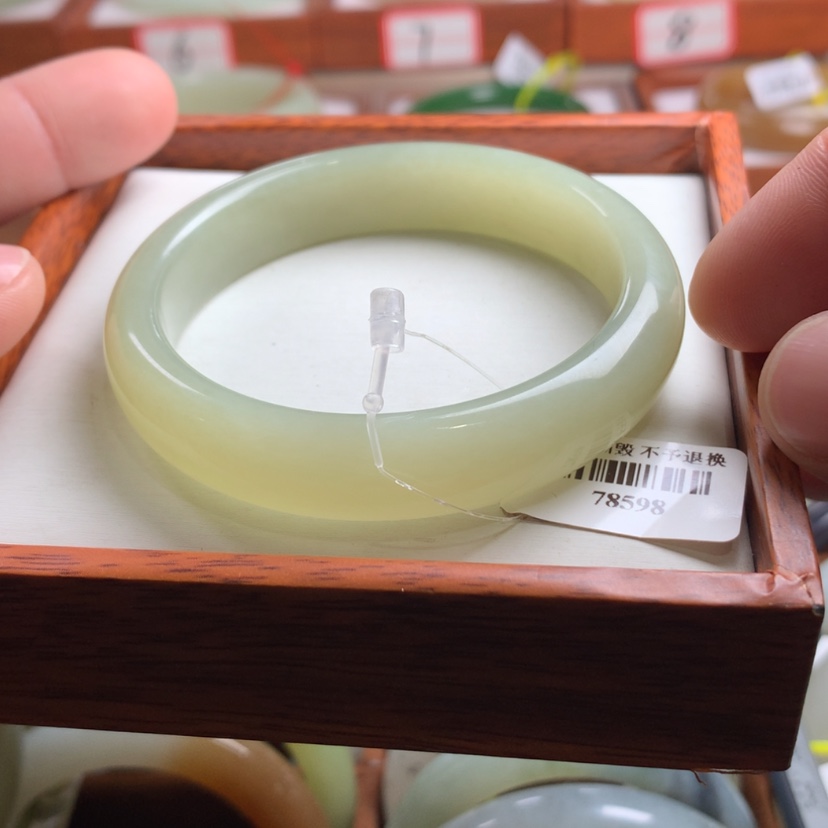 【闪购商品】和田玉手镯未镶嵌张**～