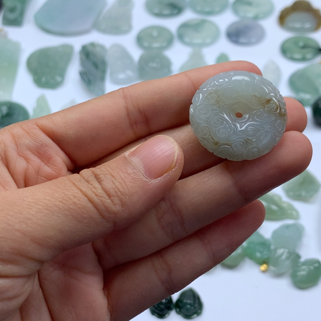 翡翠颈饰未镶嵌平安扣