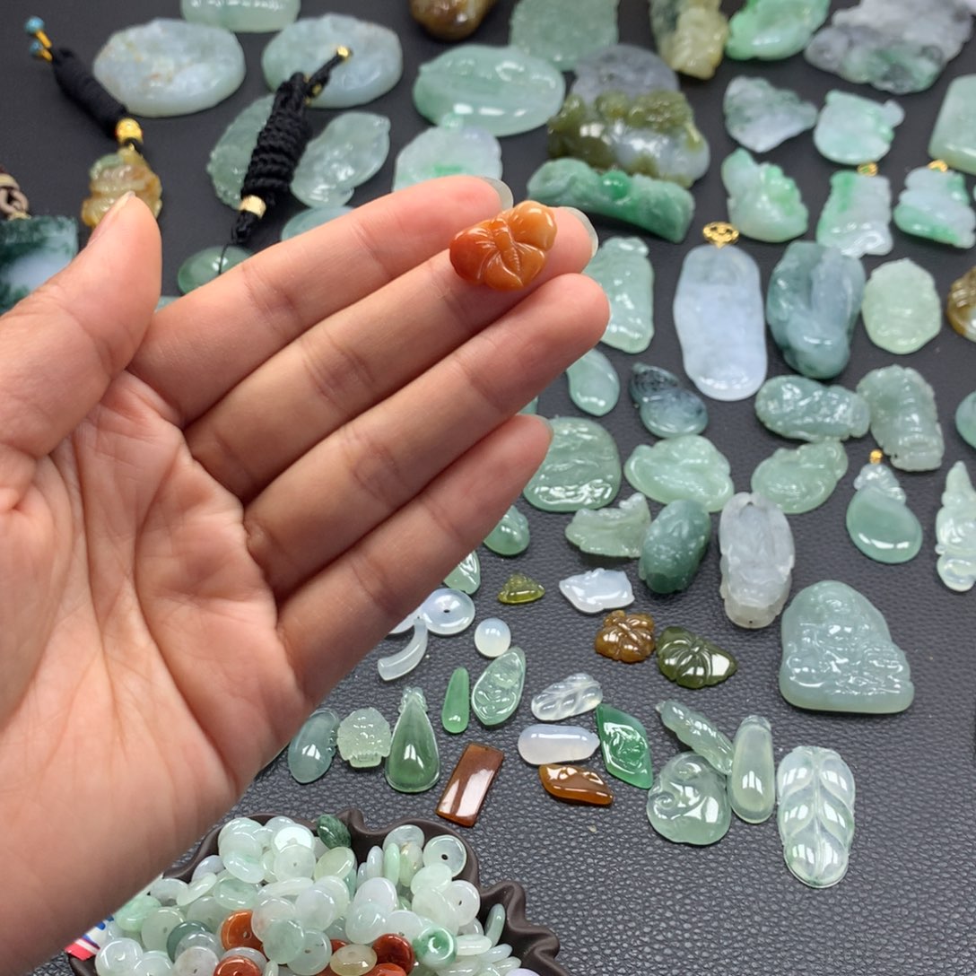 翡翠颈饰未镶嵌蝴蝶