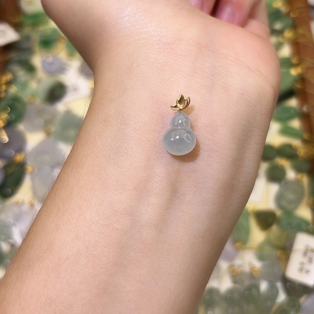 翡翠18K金镶嵌颈饰葫芦