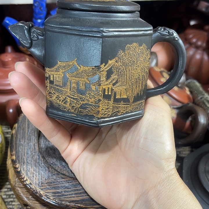 茶壶紫砂原矿泥料手工制作的一把紫砂壶。