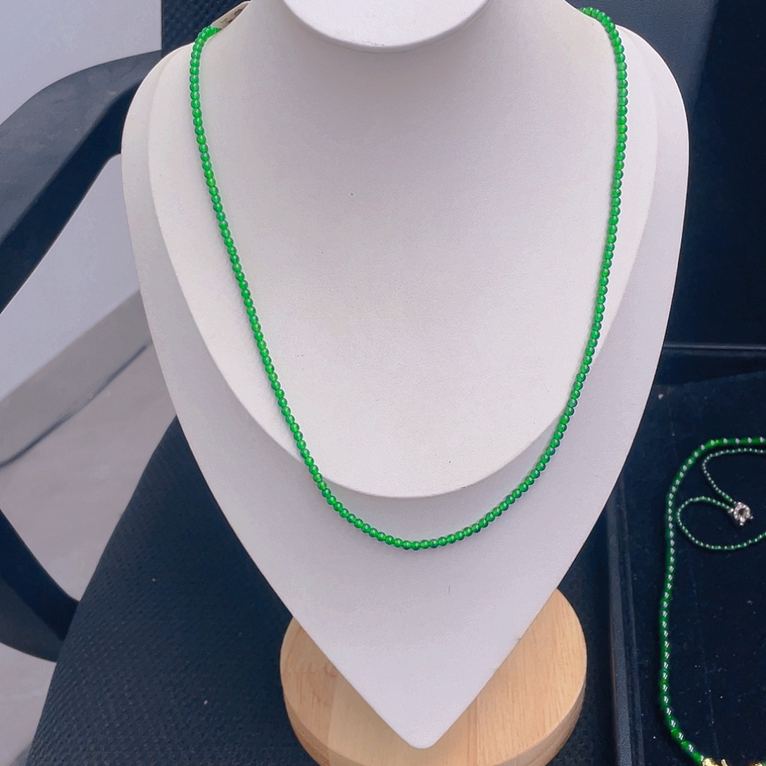 翡翠未镶嵌颈饰         