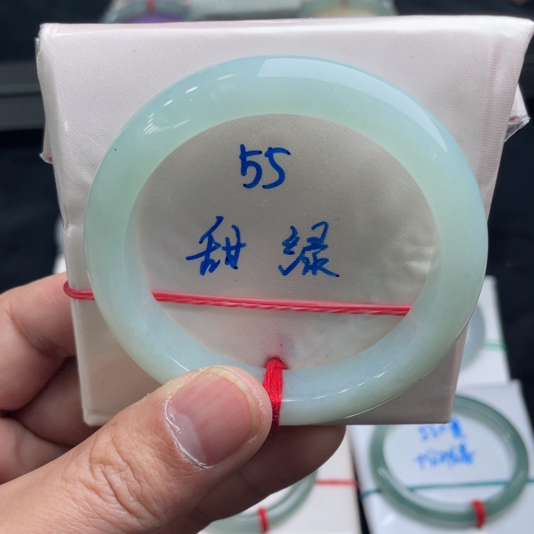 翡翠手镯未镶嵌翡翠手镯