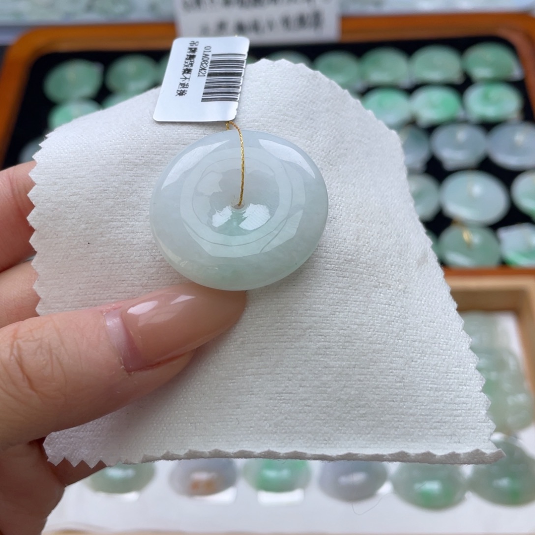 翡翠未镶嵌颈饰平安扣