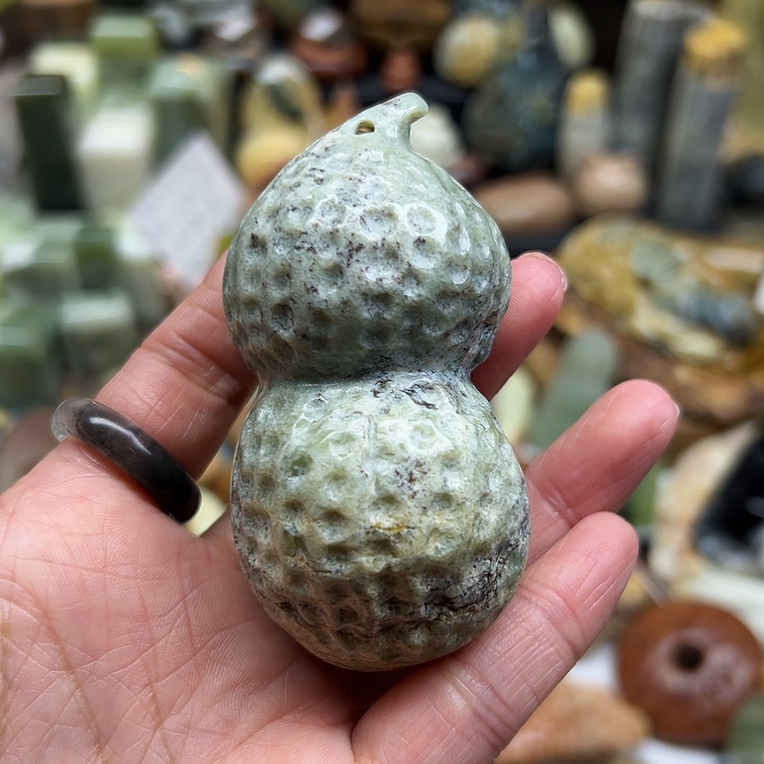 岫岩河磨玉（透闪石质玉）未镶嵌颈饰河磨玉花生