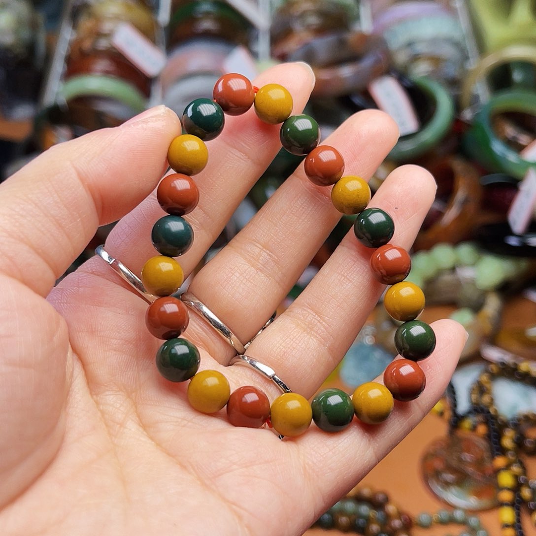 蛇纹石玉颈饰未镶嵌