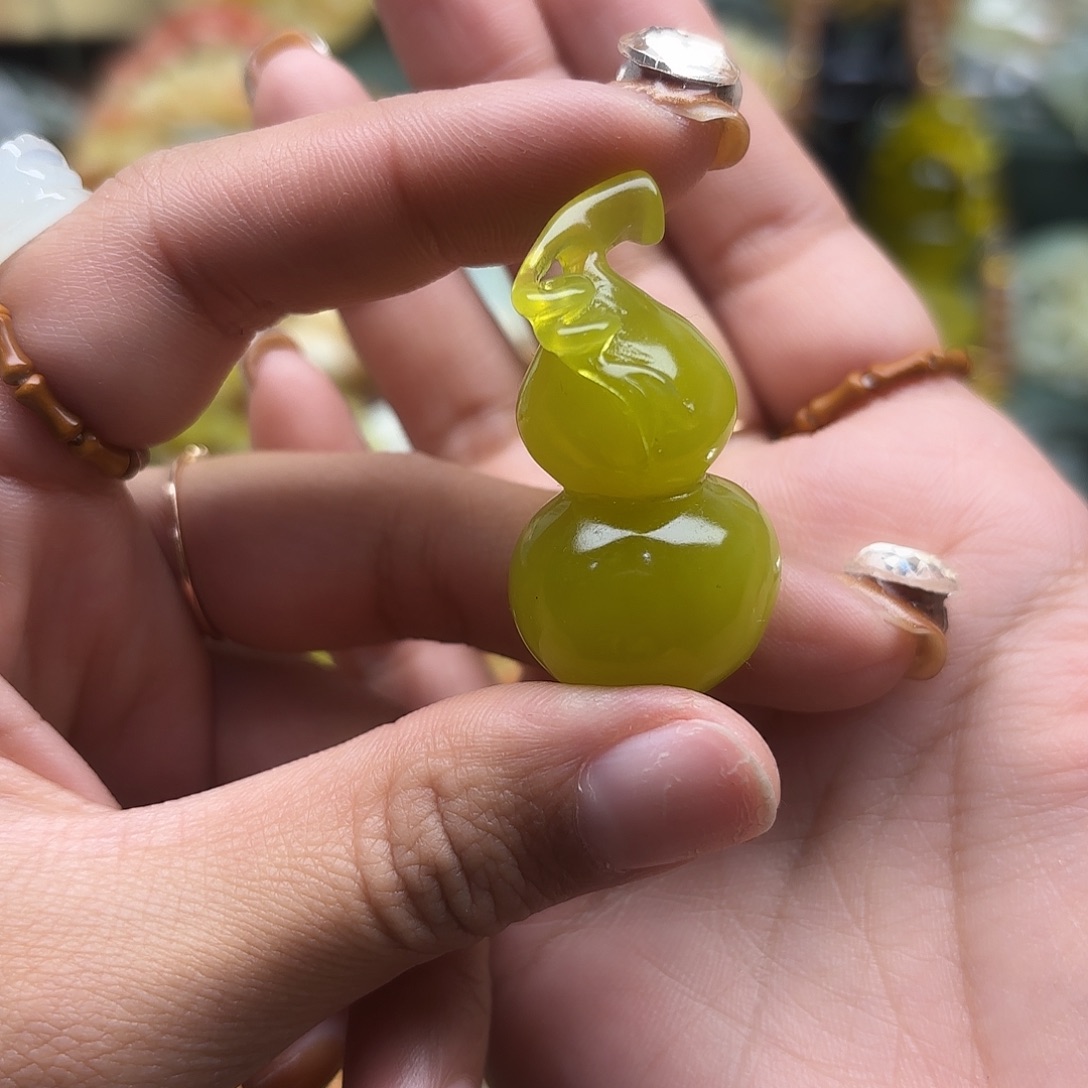 蛇纹石玉未镶嵌吊坠