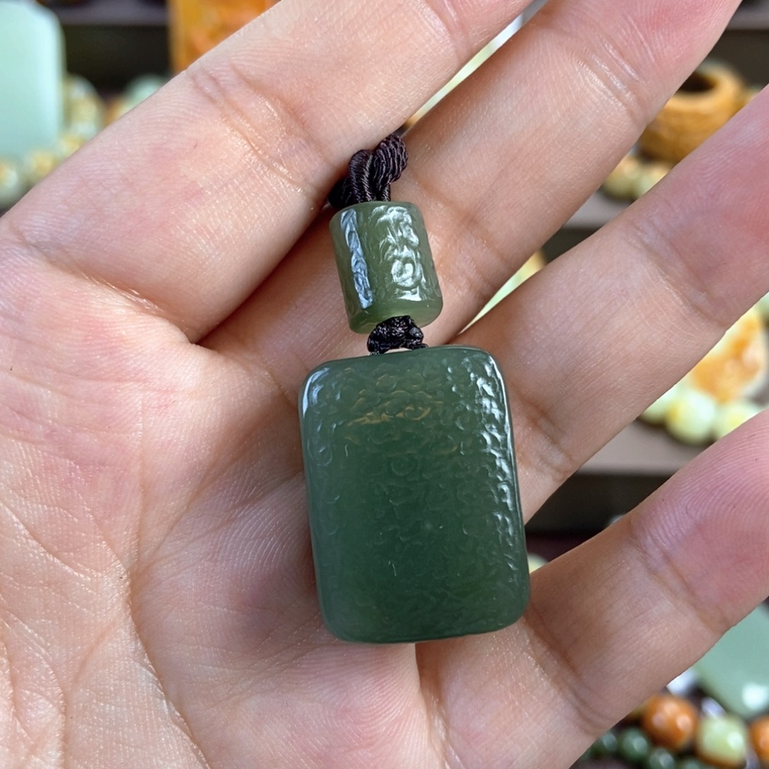 颈饰未镶嵌透闪石质玉