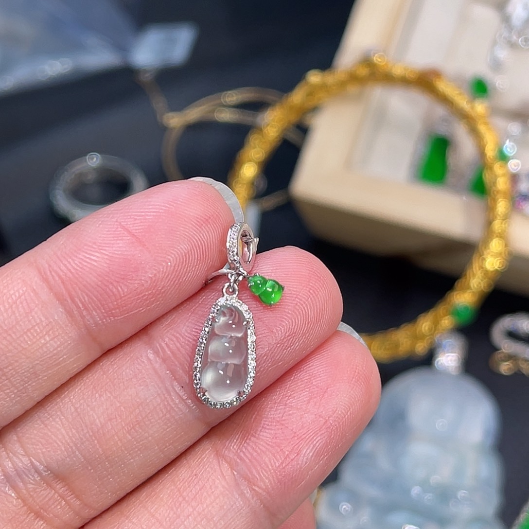翡翠18K金镶嵌颈饰福豆