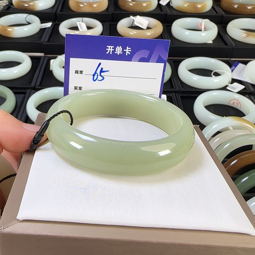 打***机和田玉未镶嵌手镯57