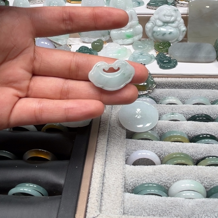 翡翠未镶嵌颈饰祥云锁