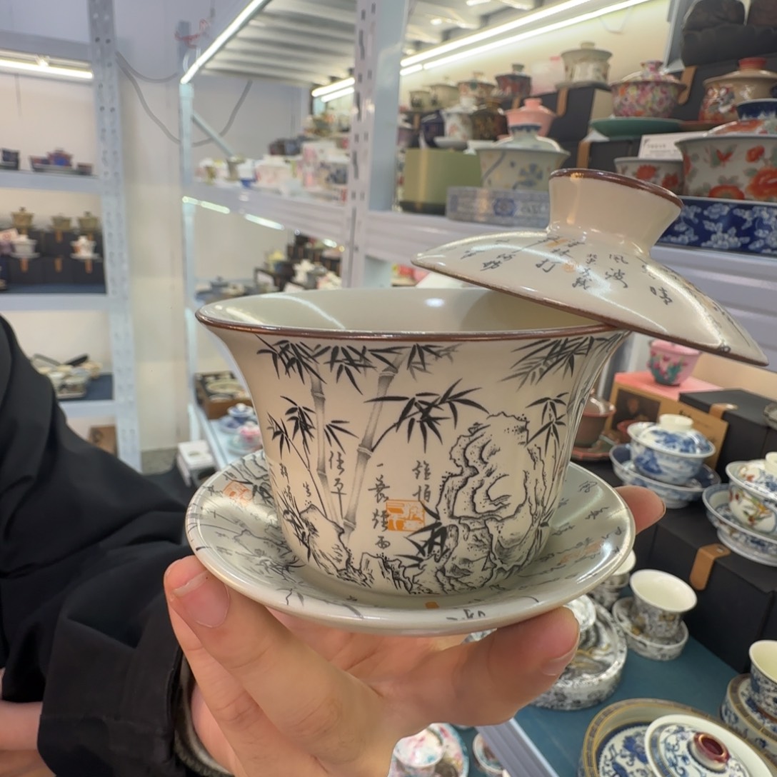 这些盖碗很漂亮我很喜欢！！