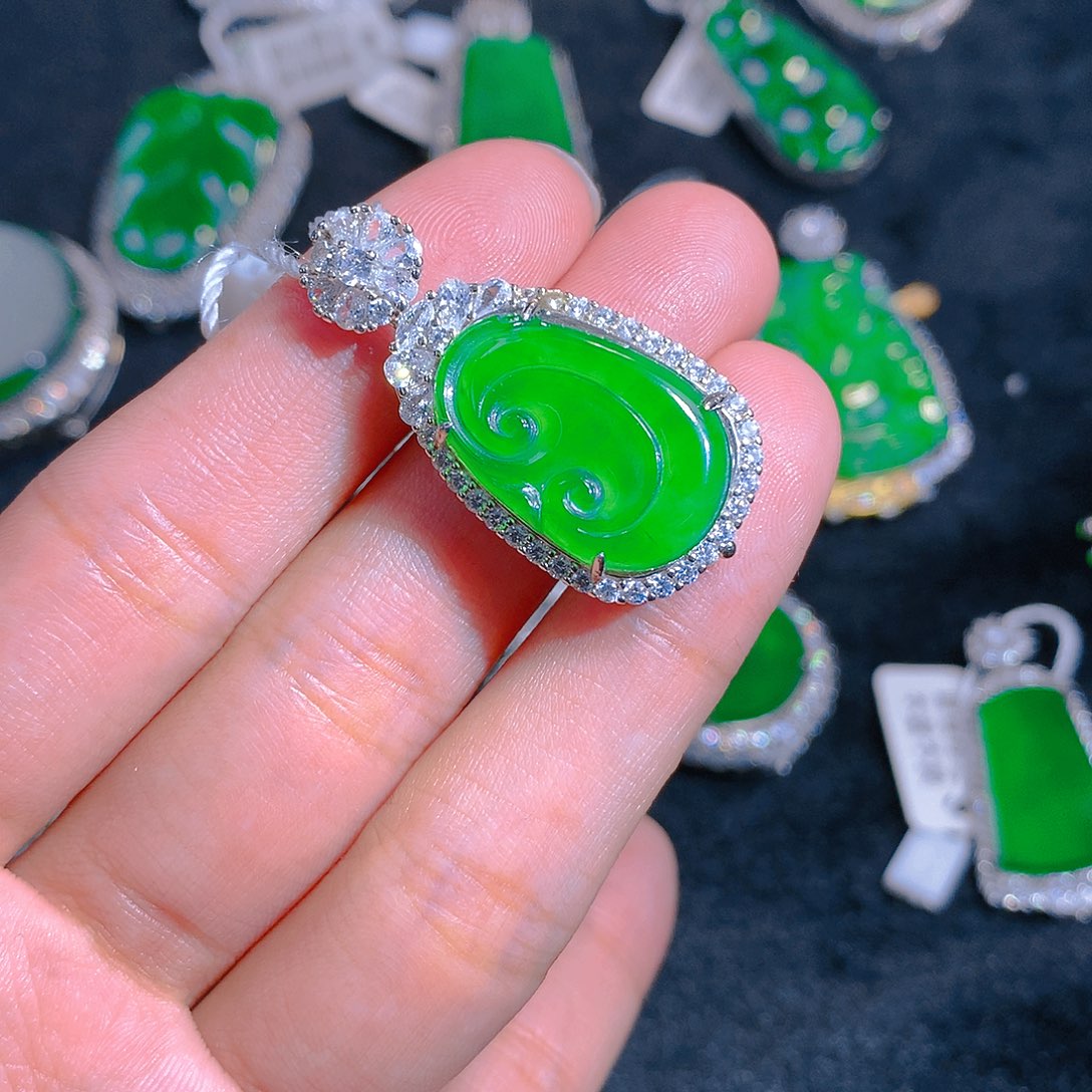 翡翠颈饰银S925镶嵌吊坠