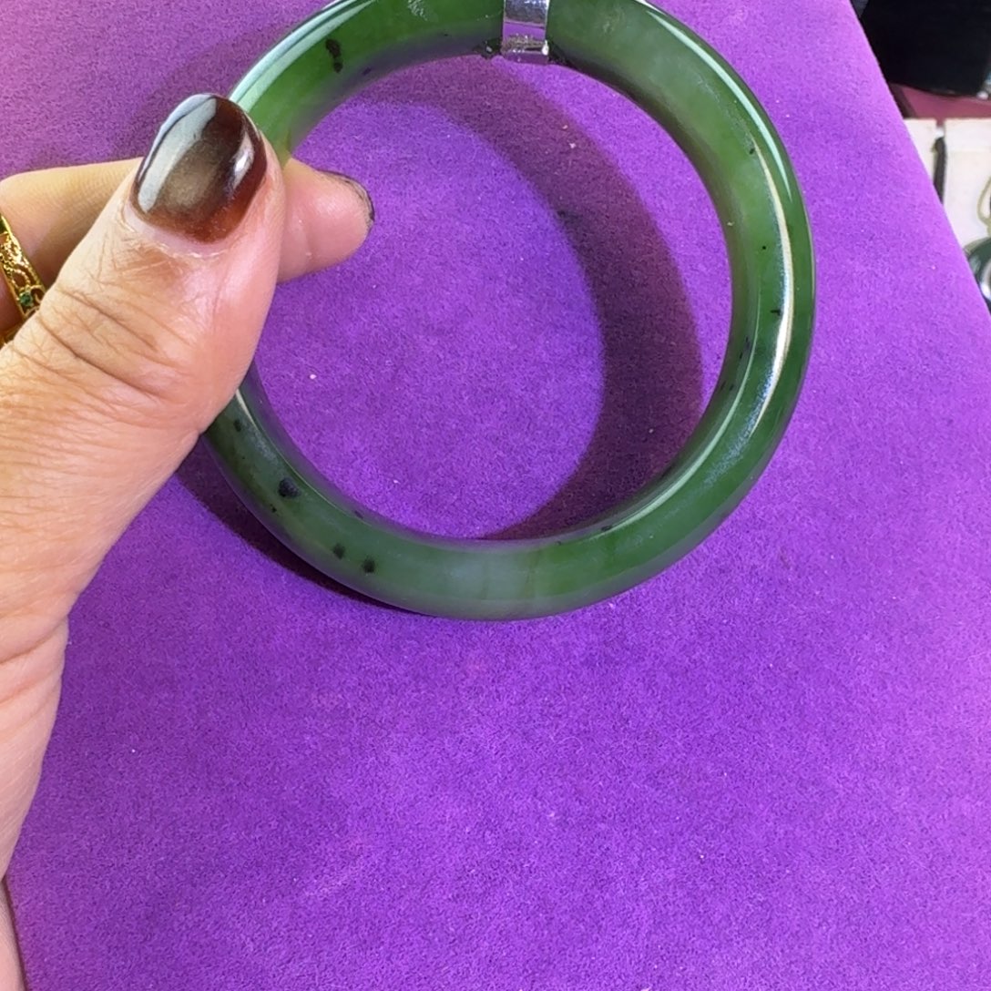 蕊***子和田玉未镶嵌手镯