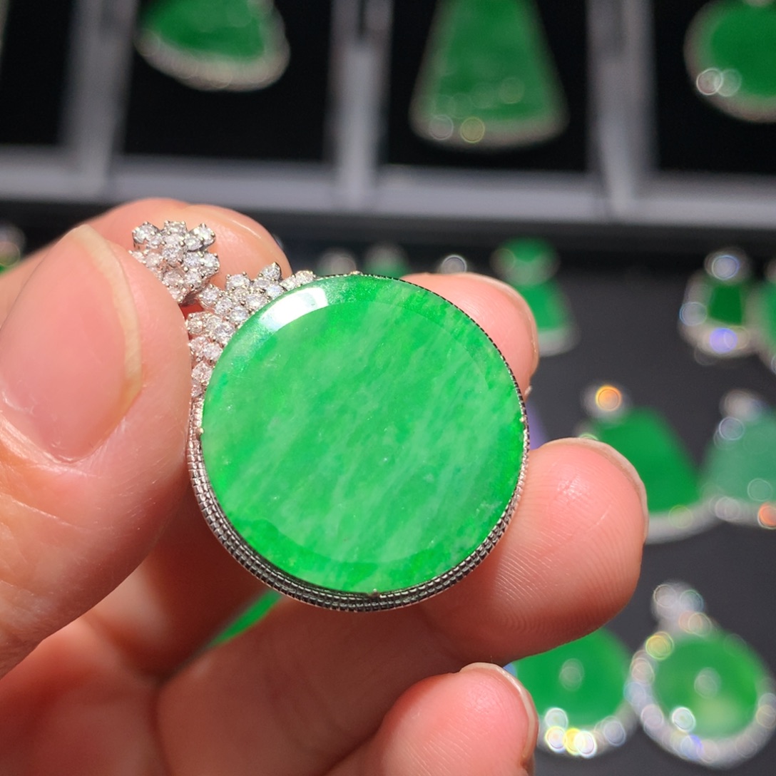 翡翠颈饰18K金镶嵌翡翠