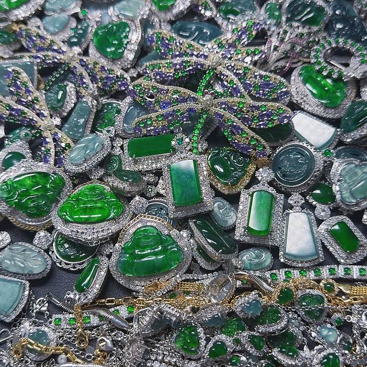 翡翠颈饰未镶嵌天然A货翡翠放漏