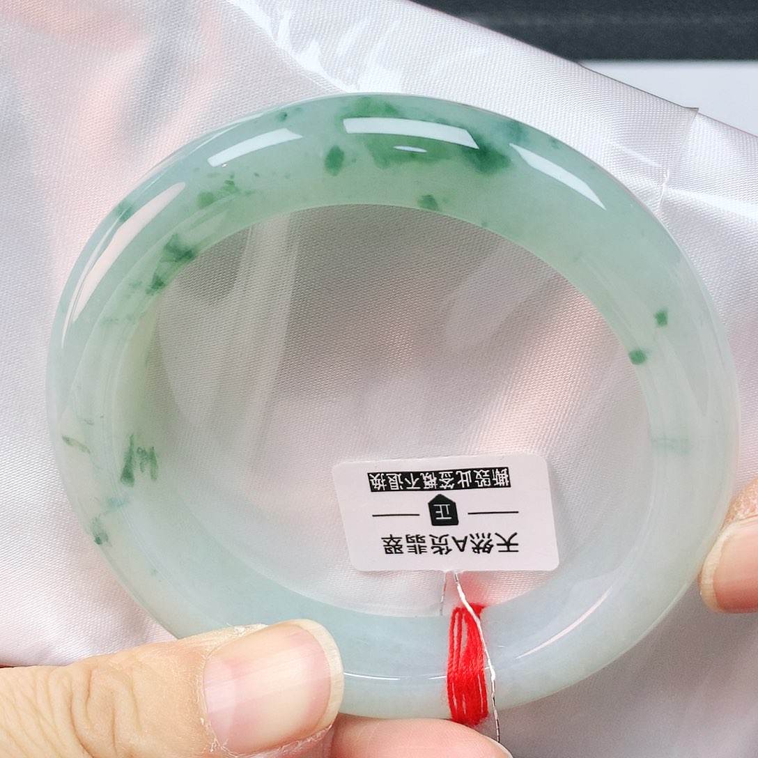 翡翠手镯未镶嵌56圈