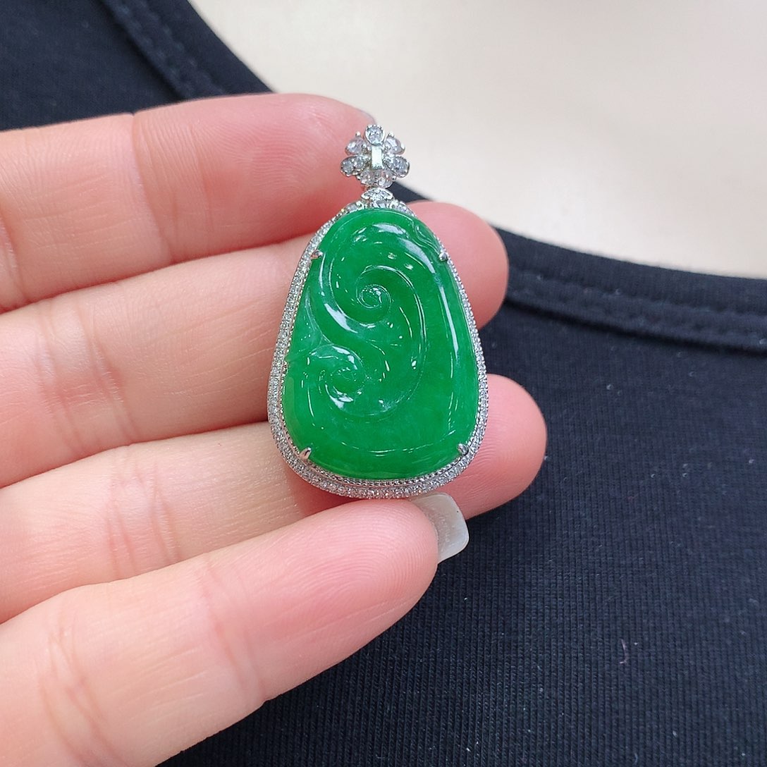 翡翠颈饰18K金镶嵌如意