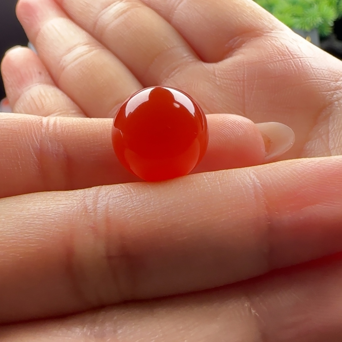 南红玛瑙未镶嵌圆珠14.1，辣椒红，孔边有皮裂