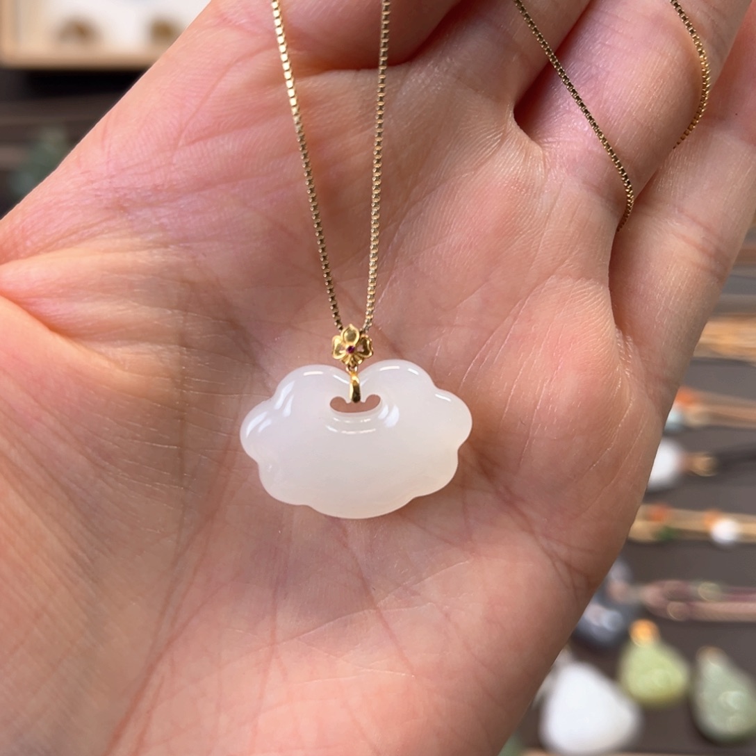 和田玉颈饰18K金镶嵌如意锁