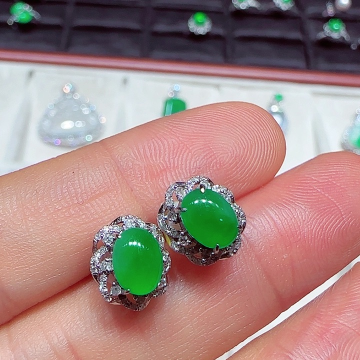 翡翠18K金镶嵌耳饰?**心耳钉