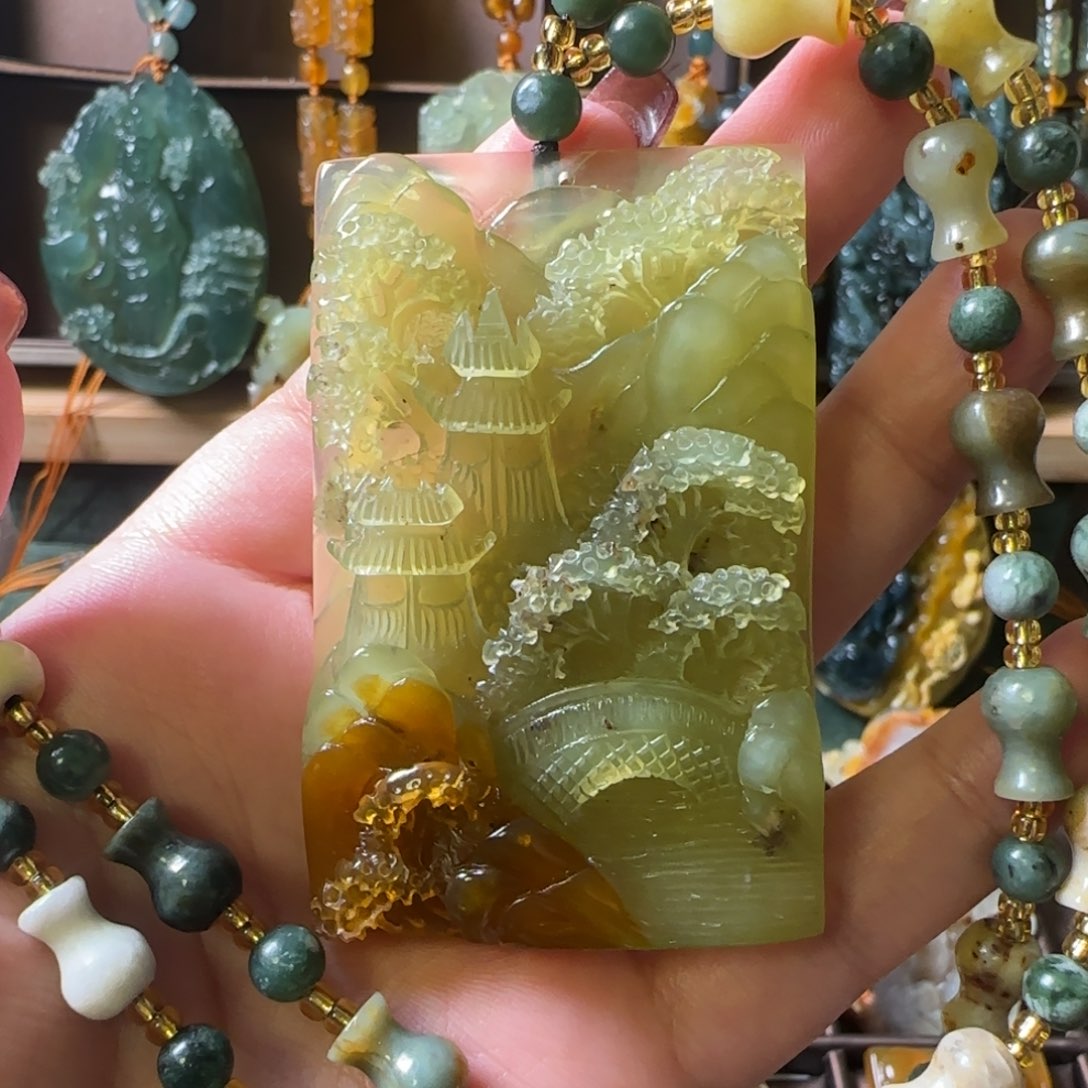 蛇纹石玉颈饰合金