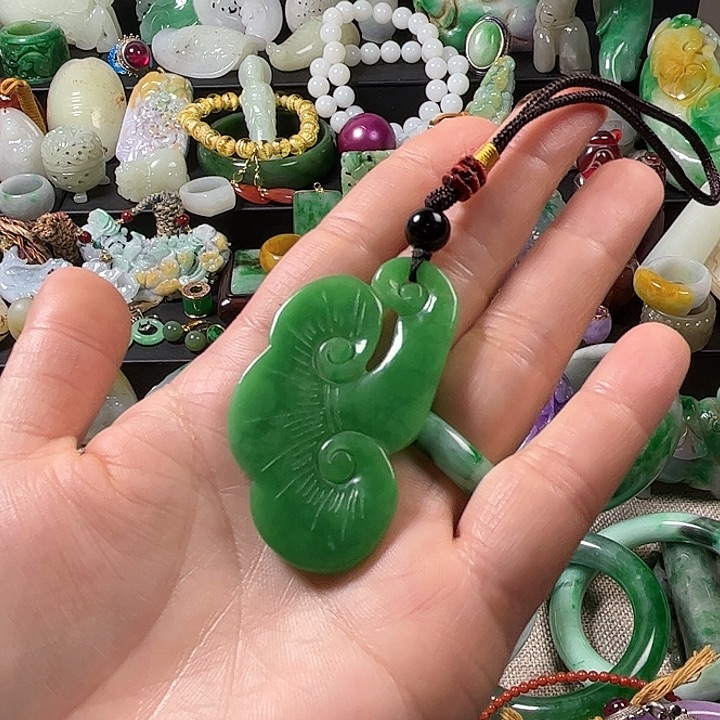 翡翠未镶嵌颈饰翡翠未镶嵌颈饰