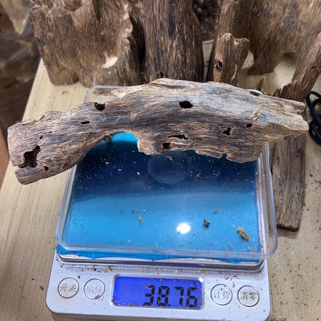 香料绿奇楠虫漏38克蓝宝石