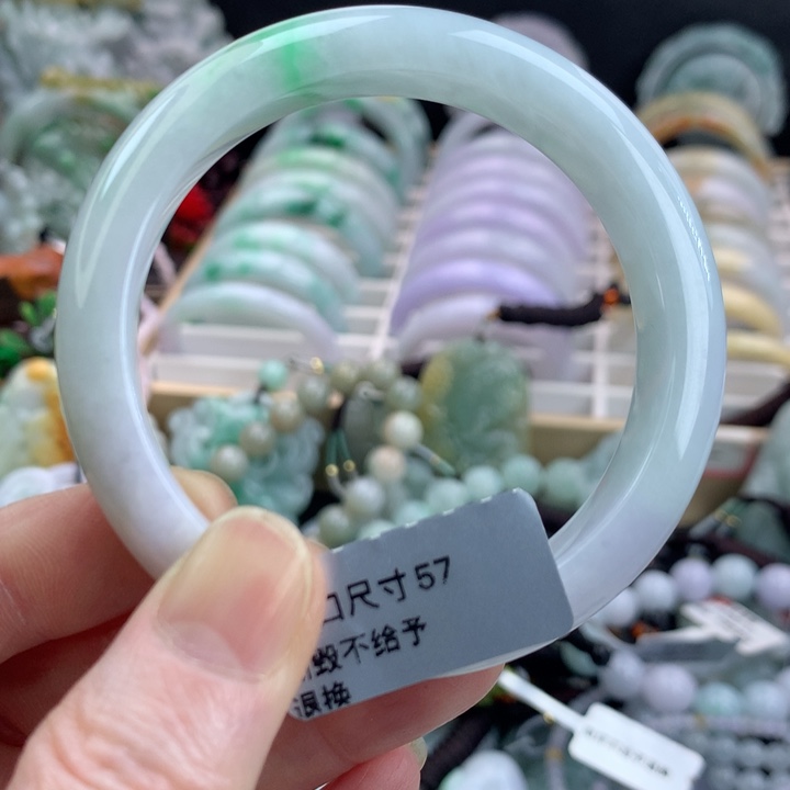 翡翠手镯未镶嵌吊坠