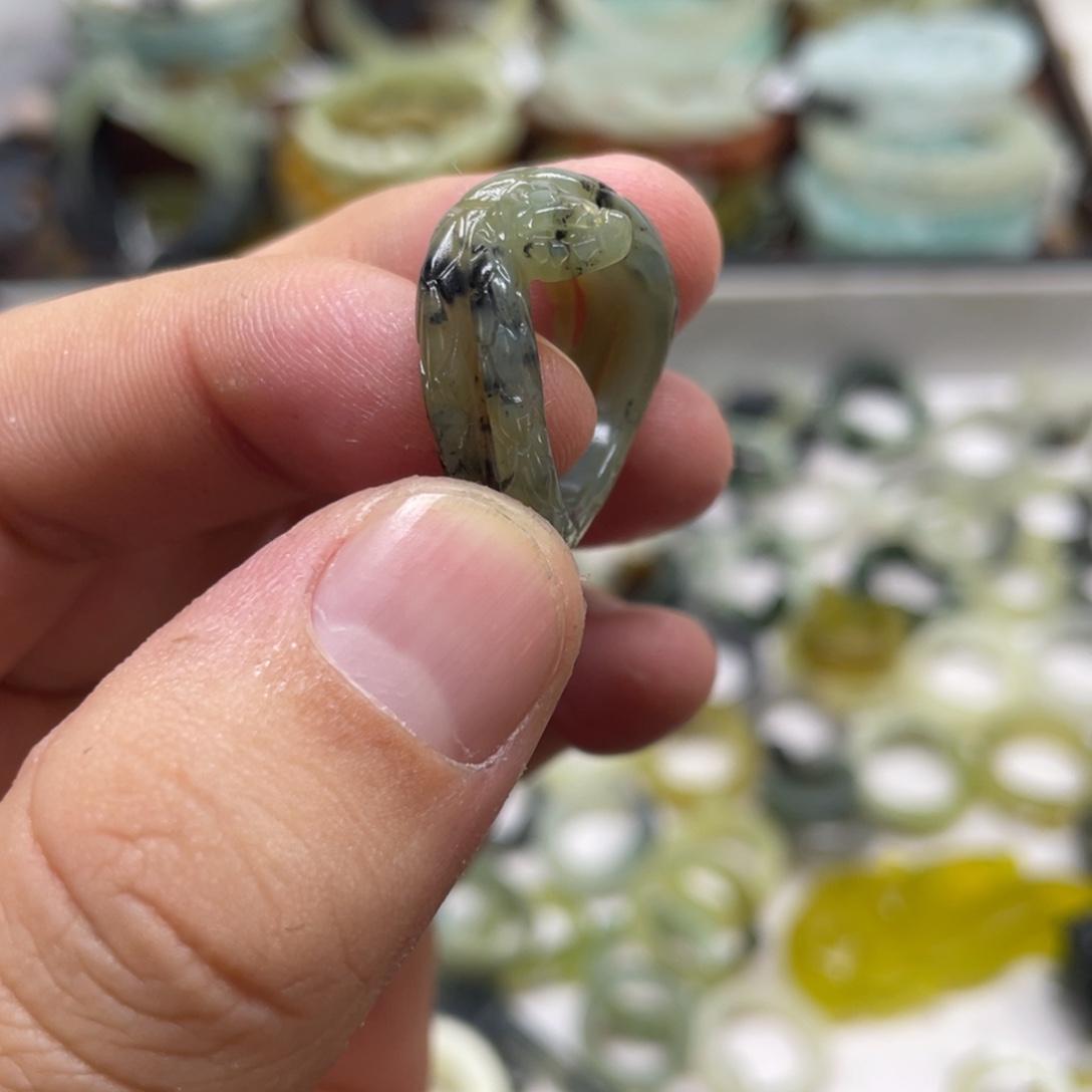 皆****蛇纹石玉未镶嵌戒指