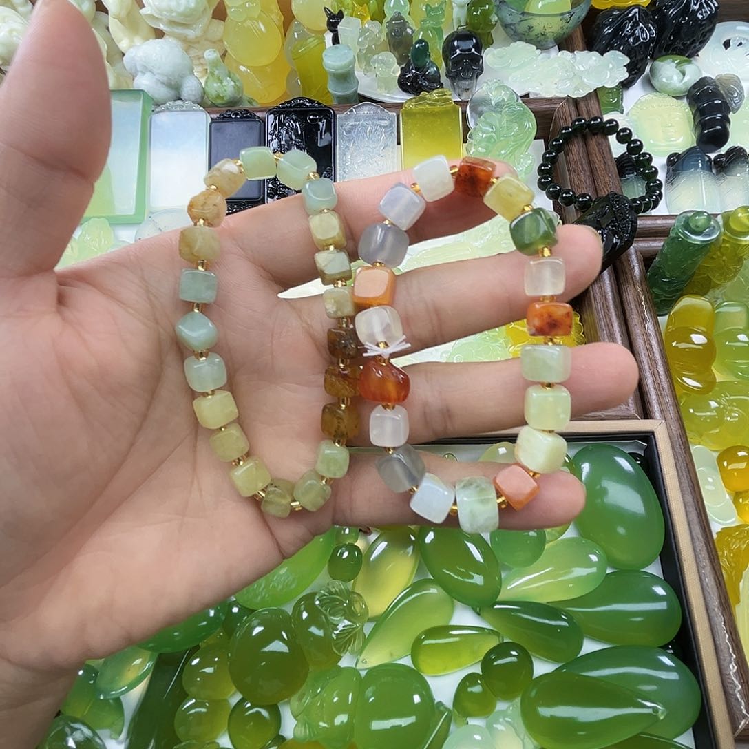未镶嵌岫玉吊坠(不含链)岩****）