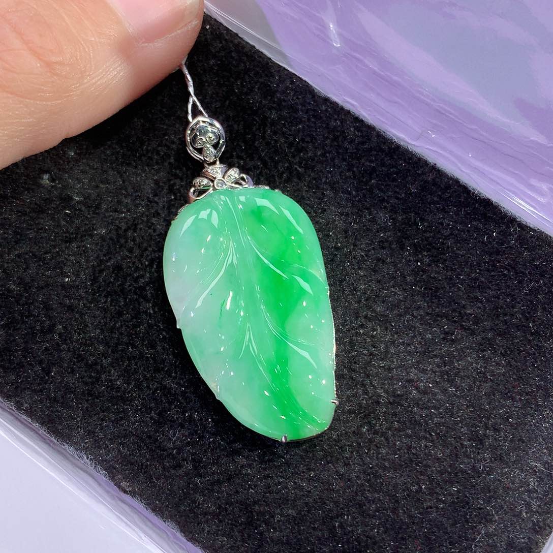 翡翠吊坠(赠链)18K金镶嵌