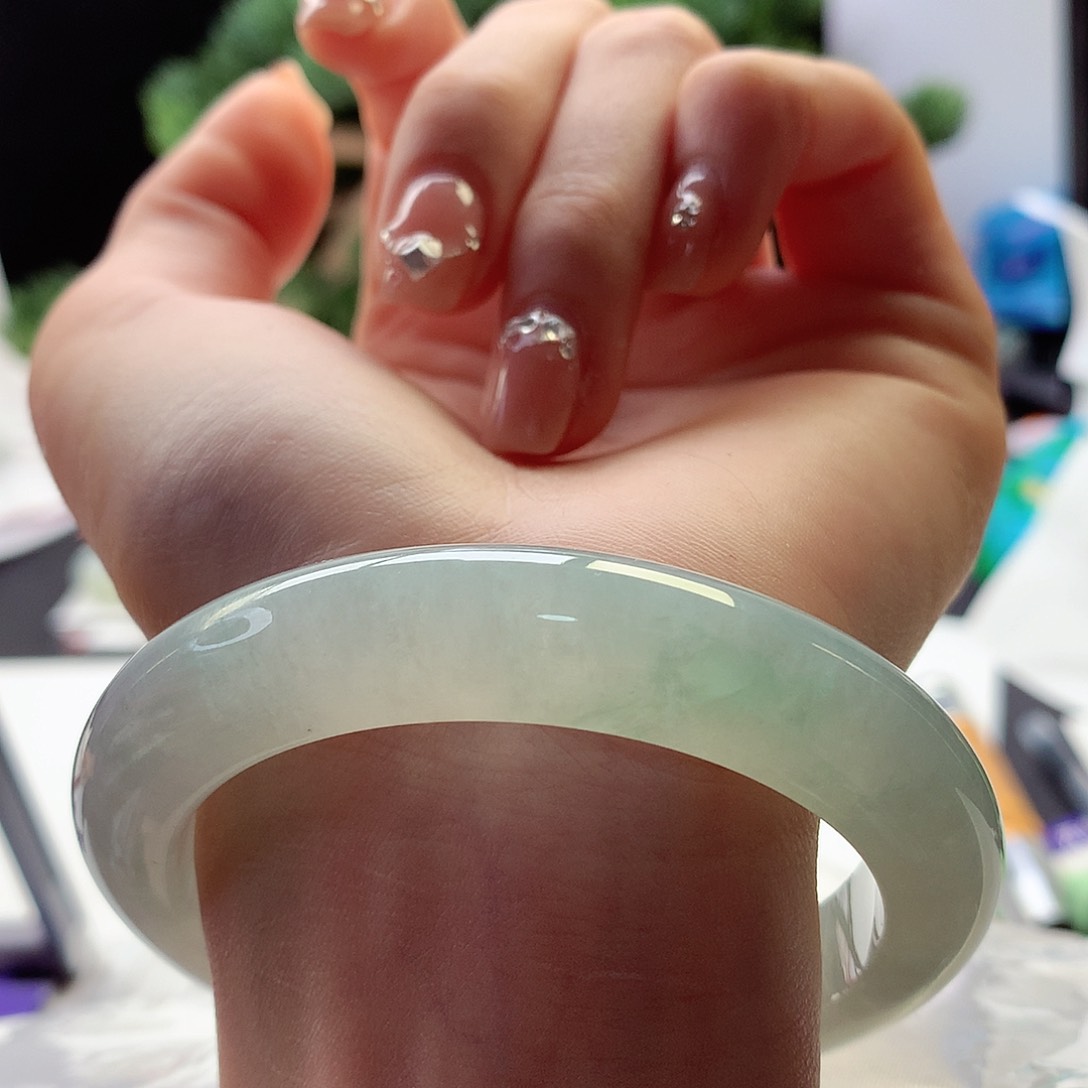 翡翠手镯未镶嵌天然翡翠57-58浅晴绿泥鳅背饱满条形