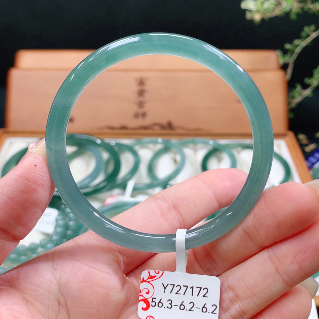 翡翠手镯未镶嵌天然