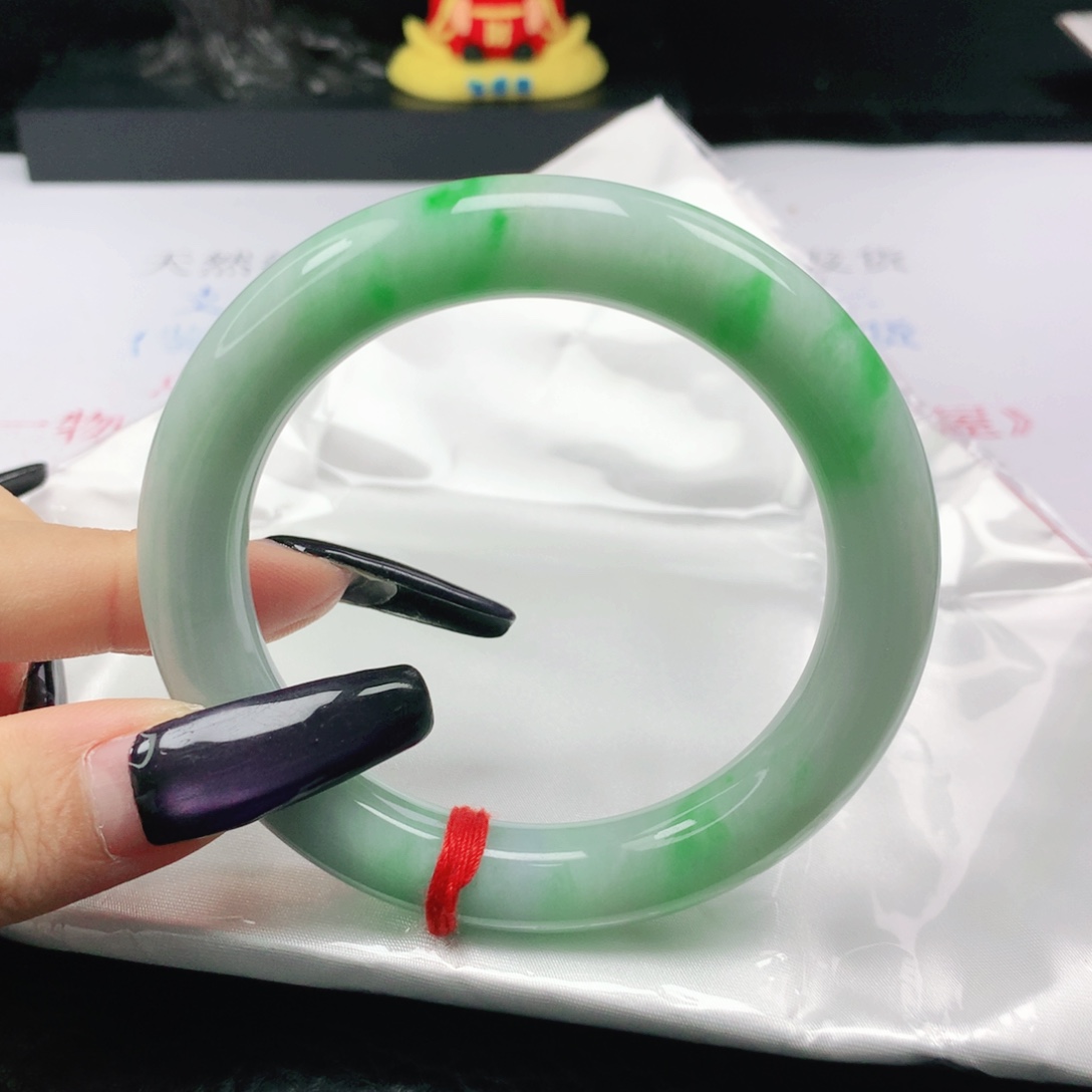 沙***贝未镶嵌手镯翡翠翡翠56.3飘阳绿圆条