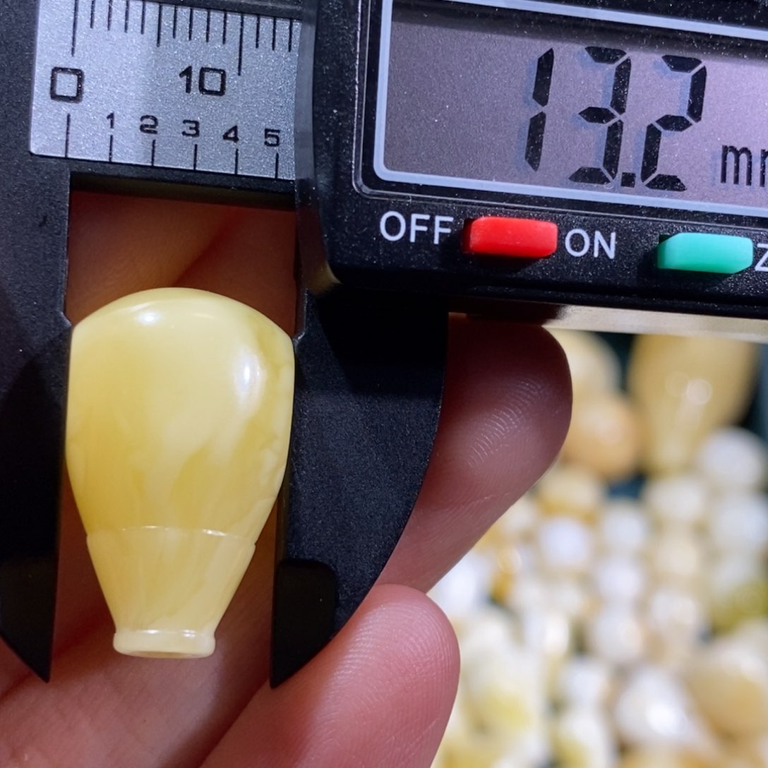 琥珀裸石未镶嵌配饰