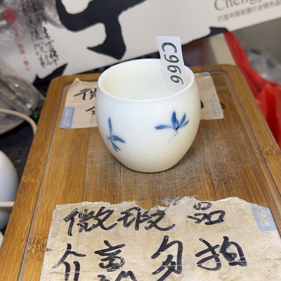 微瑕疵介意勿拍陶瓷器皿B334