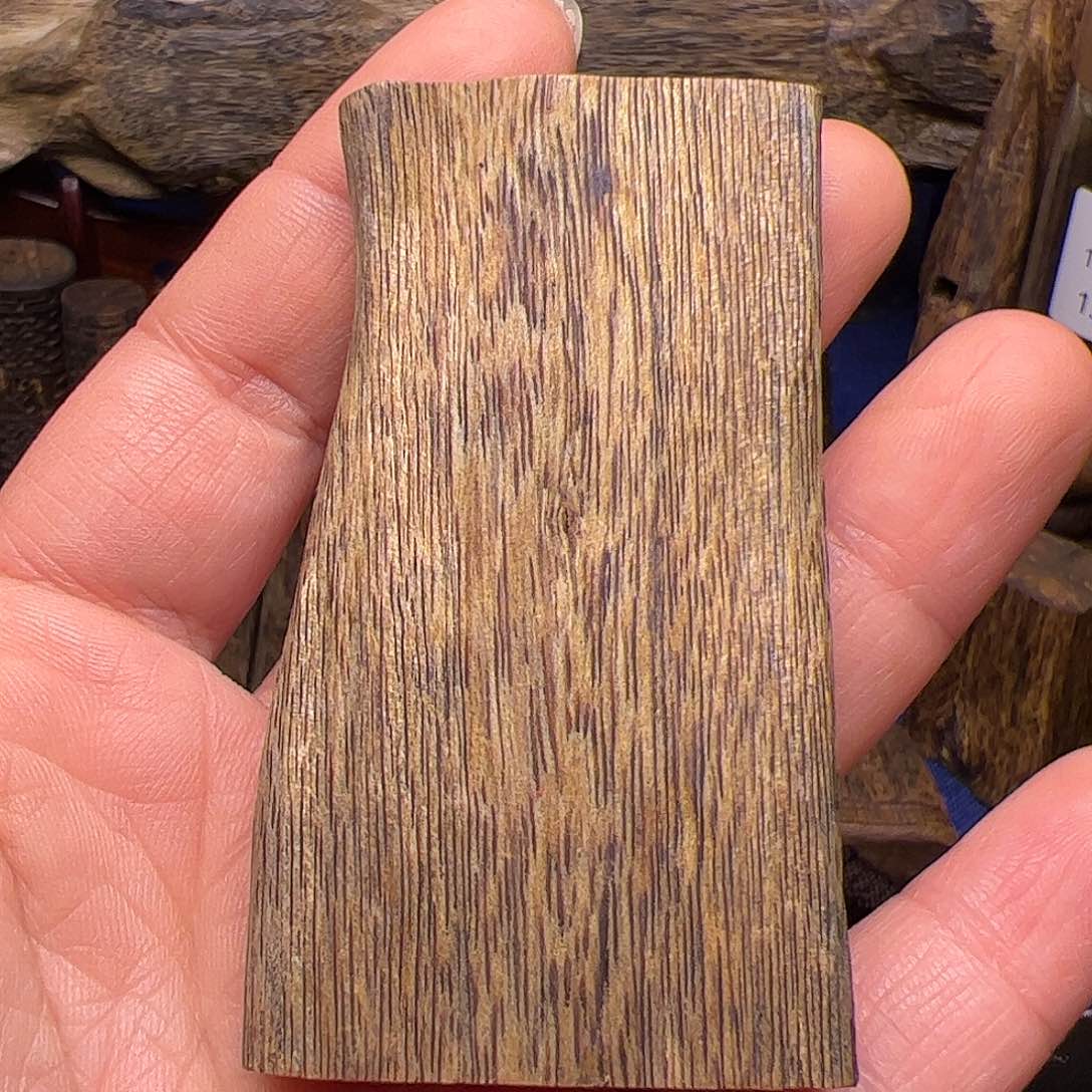 沉香木吊坠海南鹦哥绿棋楠素牌29克