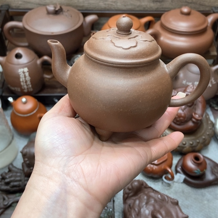 紫砂茶壶努**着宜兴紫砂