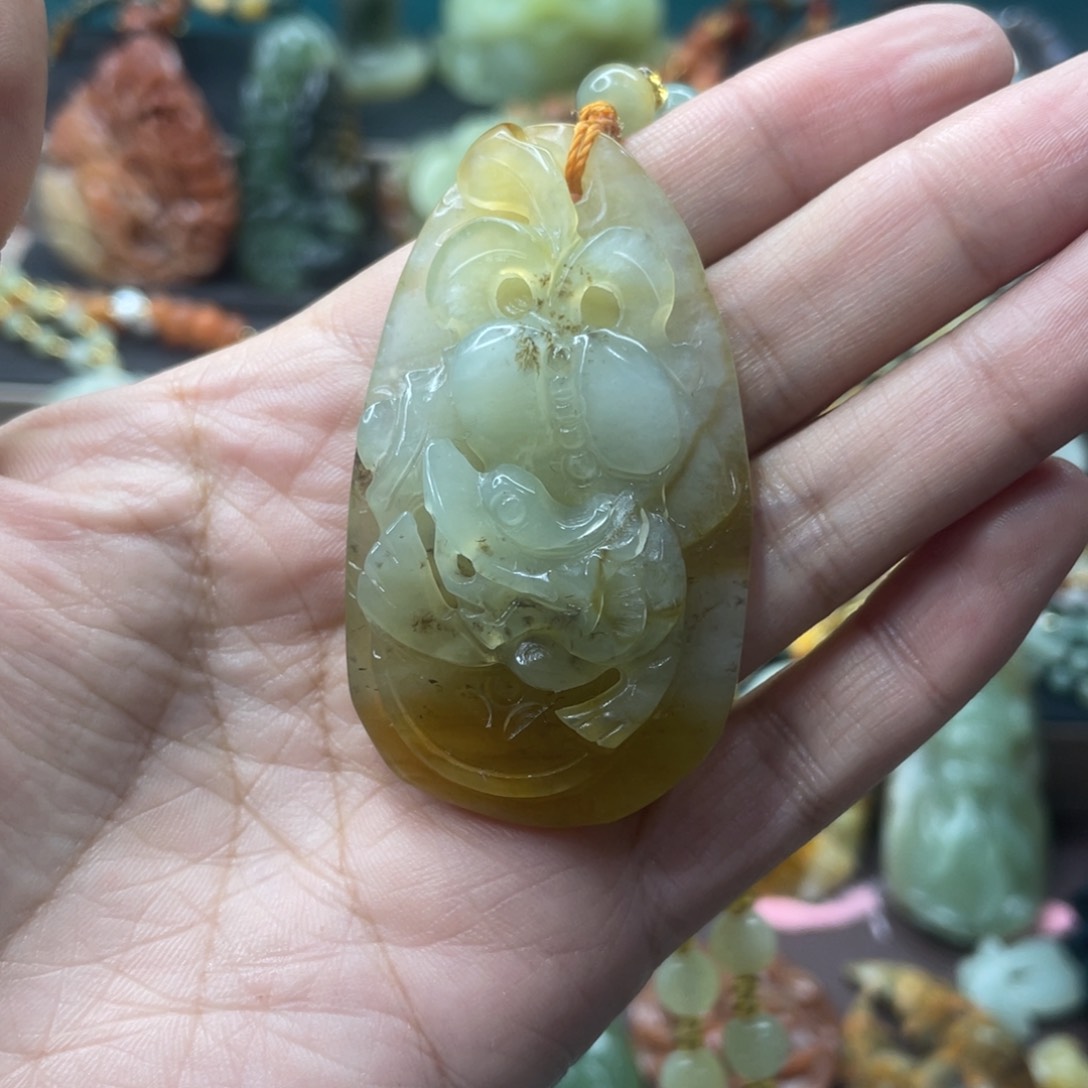 蛇纹石玉未镶嵌颈饰