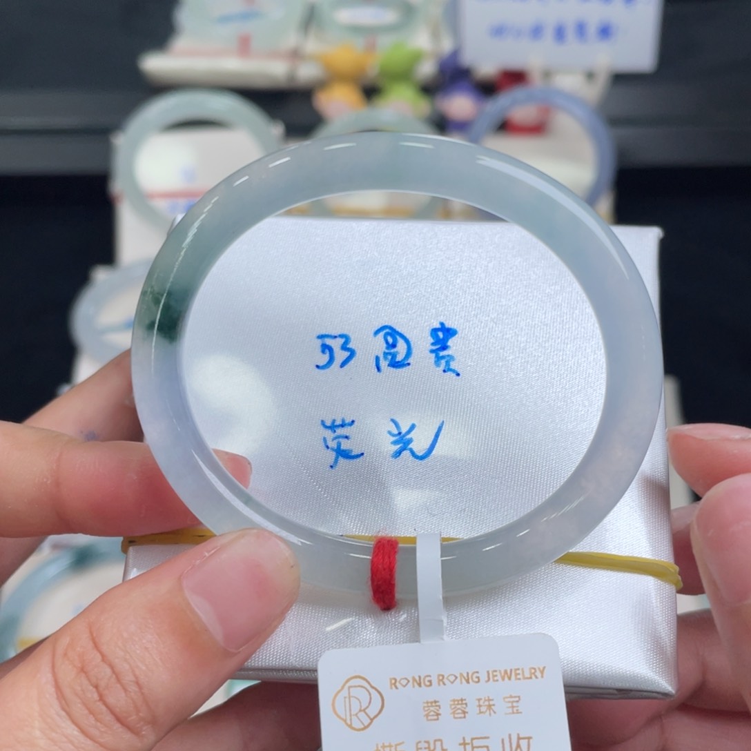 翡翠手镯未镶嵌哆****啦翡翠手镯