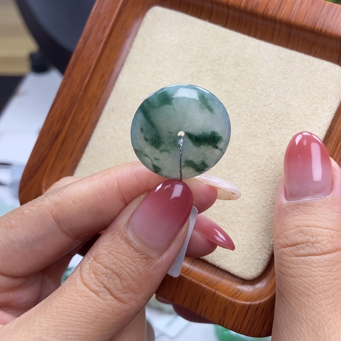 颈饰未镶嵌翡翠晴底飘花 平安扣